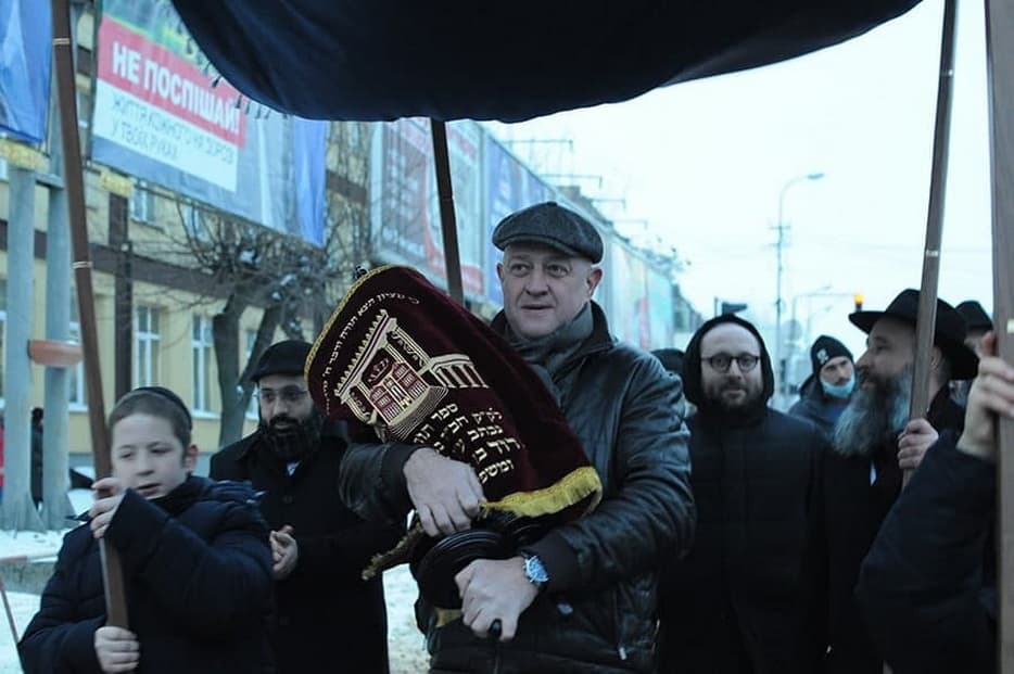 Днепровские евреи подарили бердичевским свиток Торы
