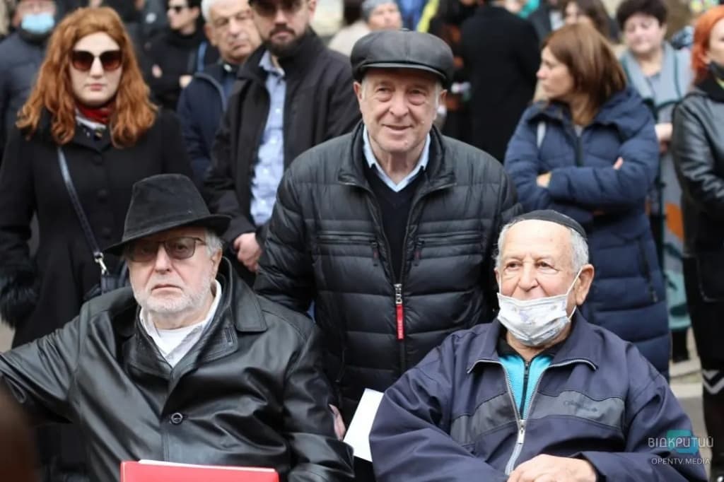 В Днепре сотни людей вышли на митинг в память о расстрелянных нацистами евреях