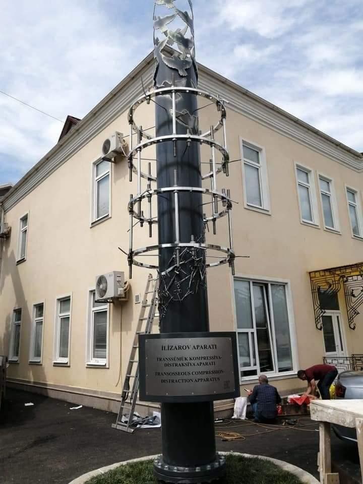 Памятник аппарату Гавриила Илизарова установлен на его родине