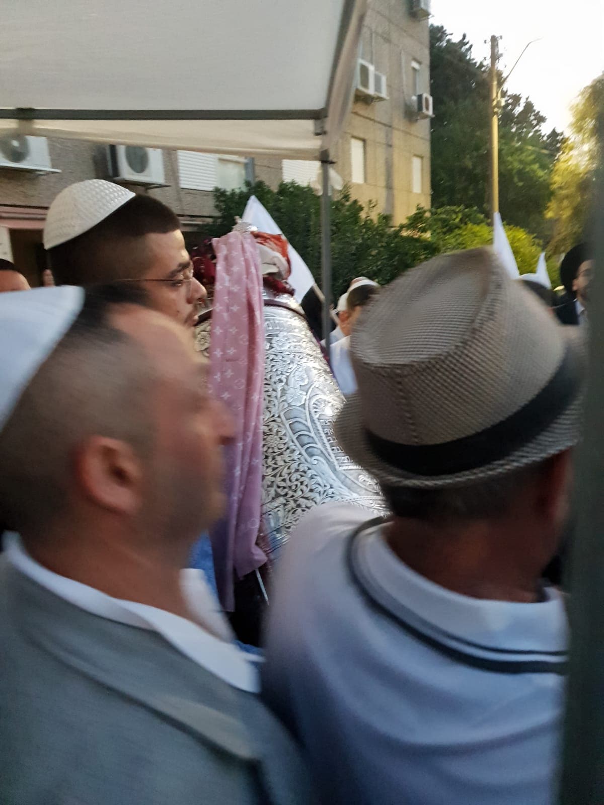 Внесение свитка Торы в кавказскую синагогу Ноф-ха-Галиль
