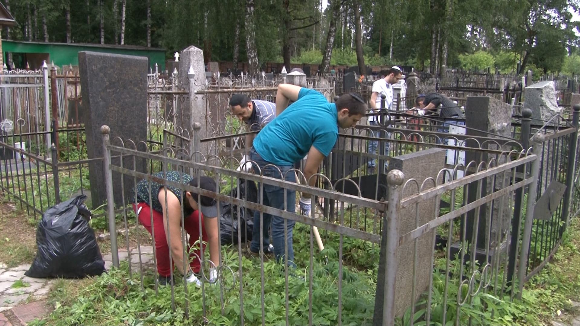 Община горских евреев Москвы провела ежегодную акцию по уборке еврейского кладбища
