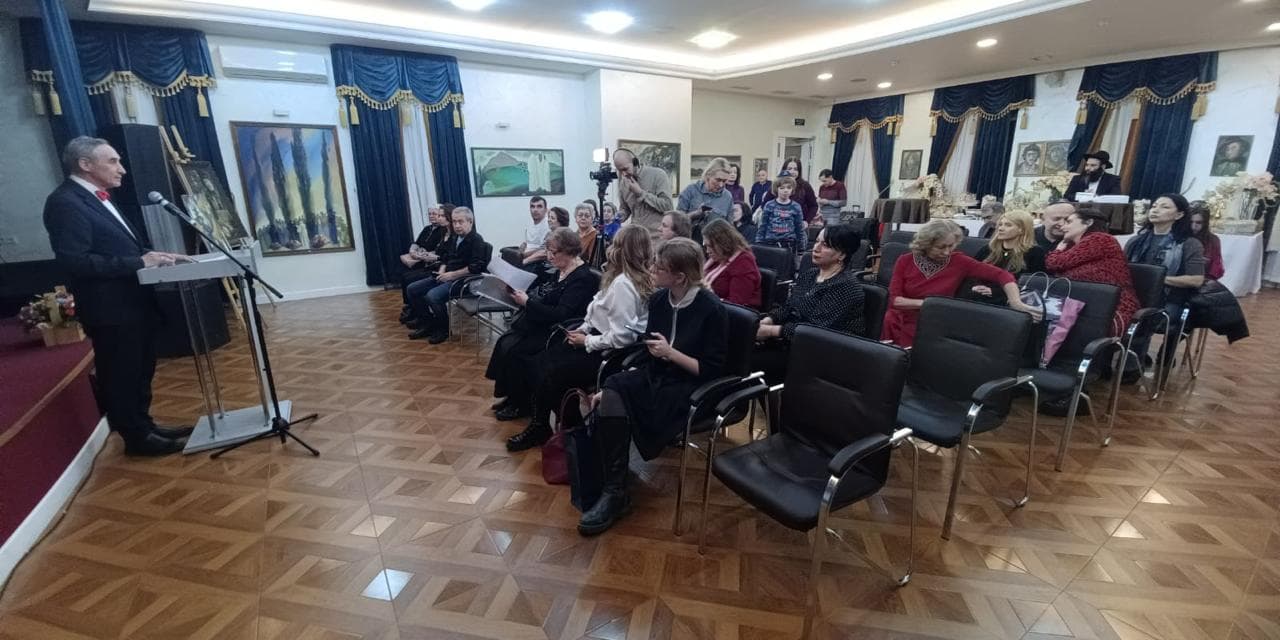«Добавить красок света и добра»: выставка работ Тамары Анисимовой в ОГЕ