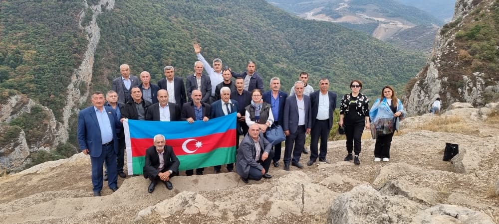 Боевые товарищи Национального героя Азербайджана, танкиста Альберта Агарунова посетили Шушу