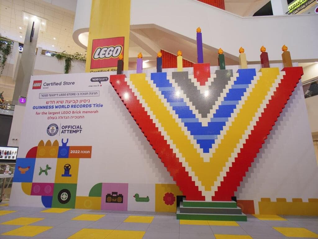 В Тель-Авиве собрали самую большую в мире ханукию из LEGO