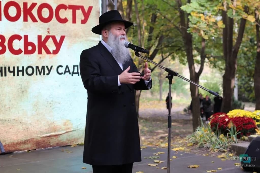 В Днепре сотни людей вышли на митинг в память о расстрелянных нацистами евреях