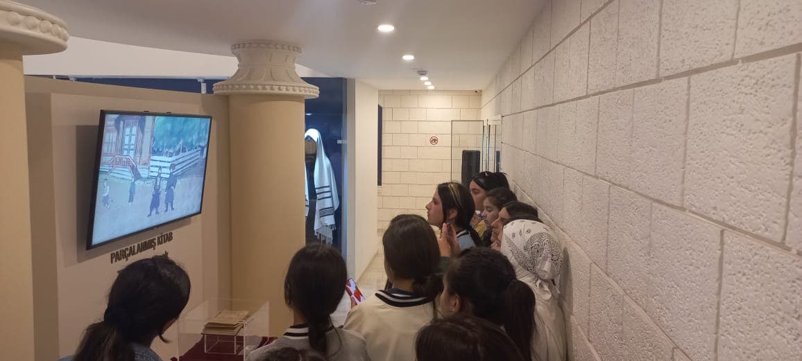 Визит школьников Губинского района в Музей горских евреев в Красной Слободе