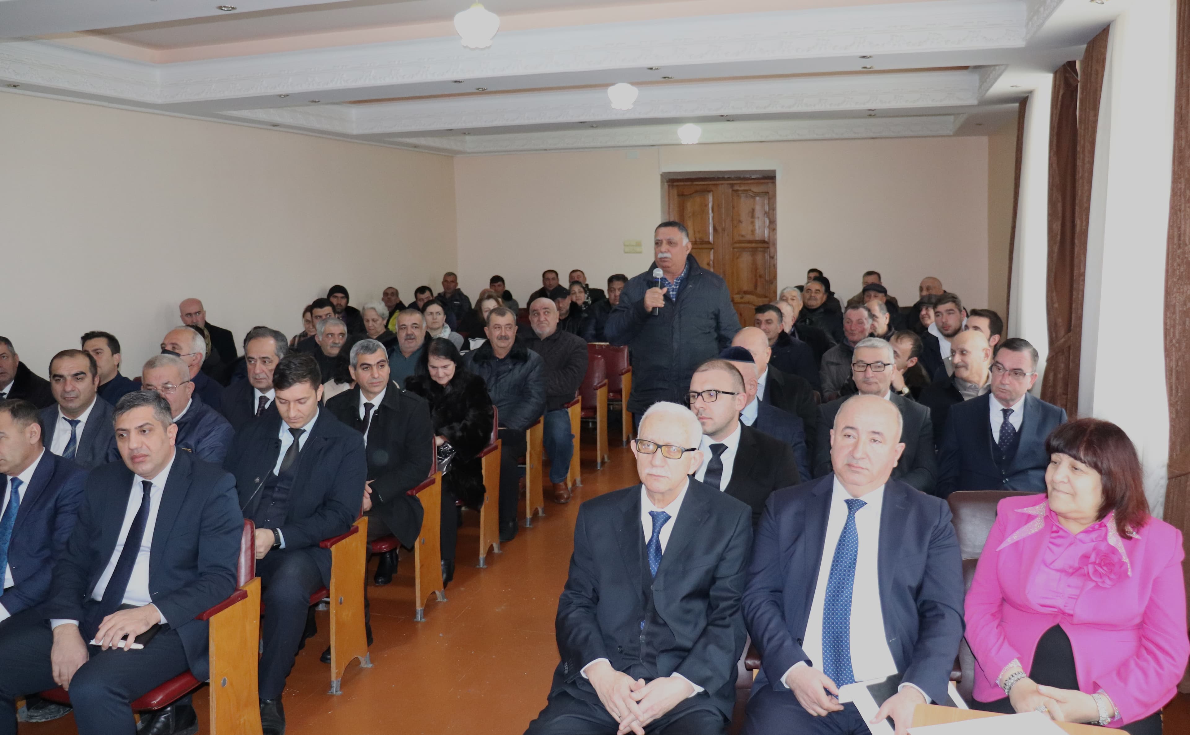 Глава Исполнительной власти Губинского района Ильгар Махмудов провел выездной прием населения в Красной Слободе