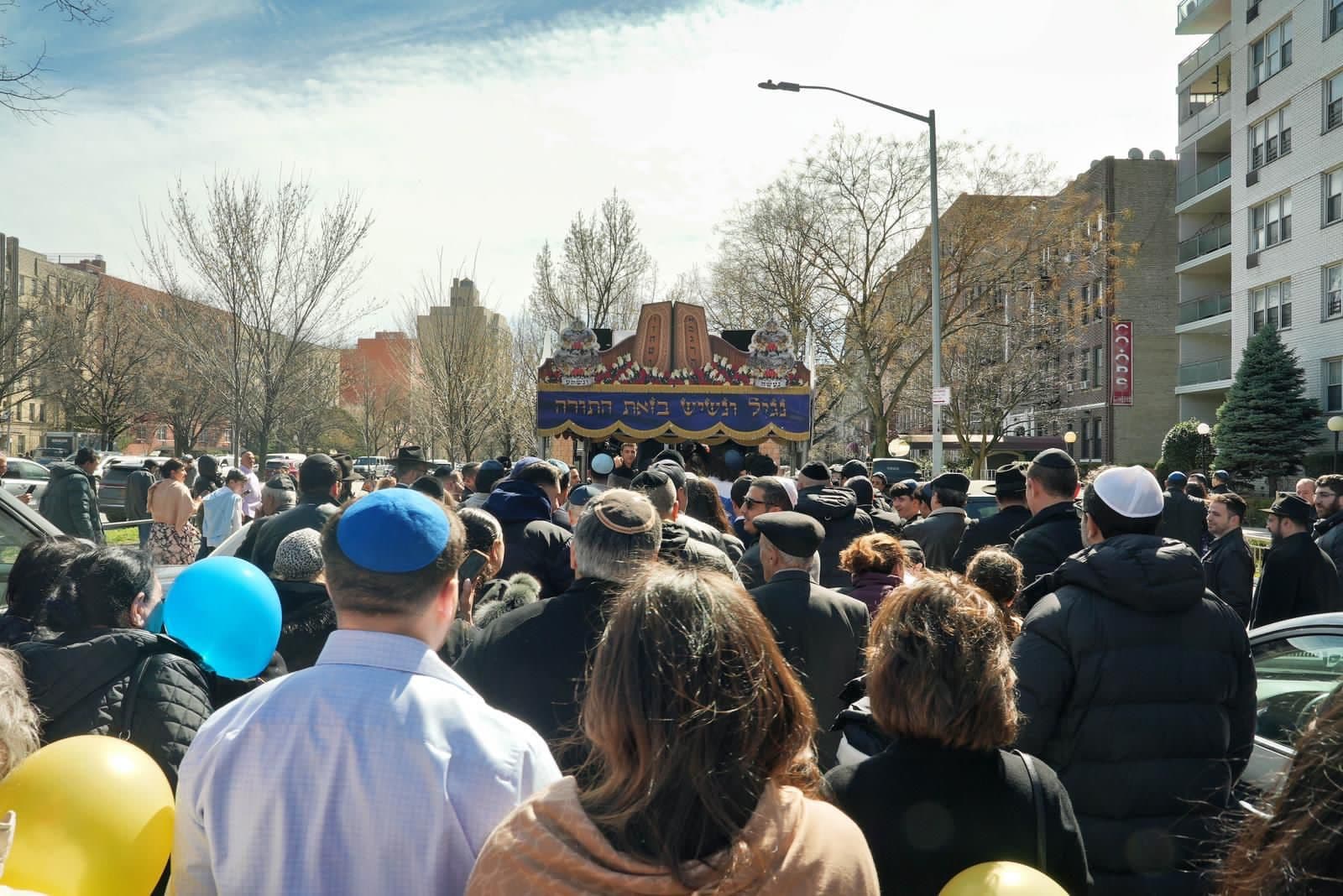 Внесение свитка Торы в синагогу горских евреев «Ор а-мизрах» в Нью-Йорке