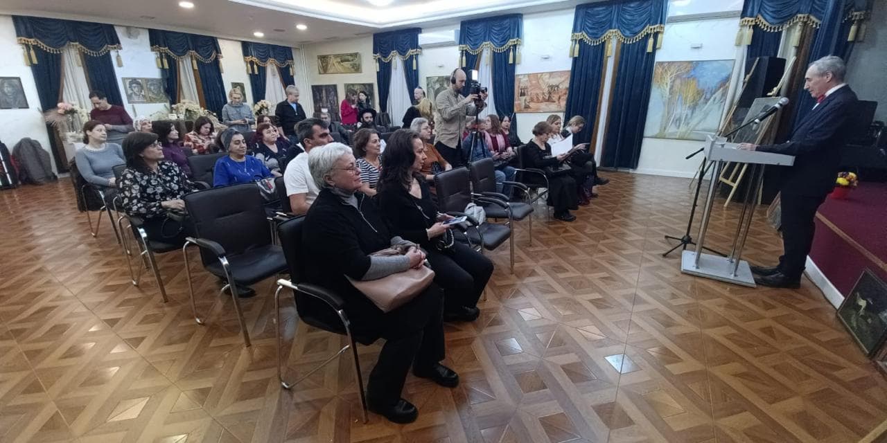 «Добавить красок света и добра»: выставка работ Тамары Анисимовой в ОГЕ