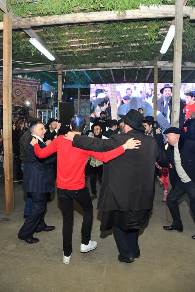 Горско-еврейская община Москвы отметила праздник кущей в самой большой сукке в Европе