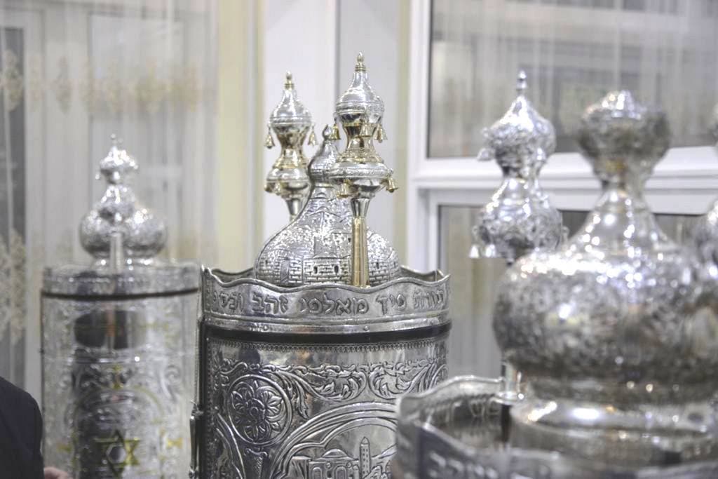 В московскую синагогу «Байт-Сфаради» внесли три свитка Торы