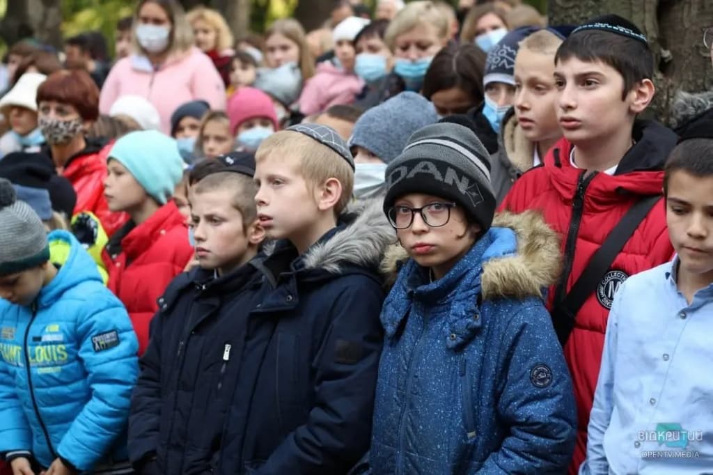В Днепре сотни людей вышли на митинг в память о расстрелянных нацистами евреях