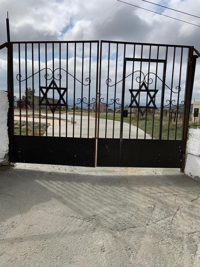 Глава Буйнакска посетил городскую синагогу и еврейское кладбище