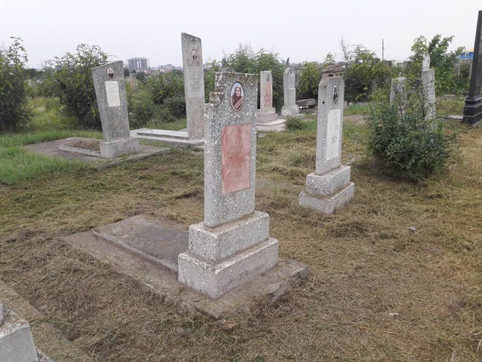 Власти и население Хасавюрта помогли с уборкой на еврейском кладбище