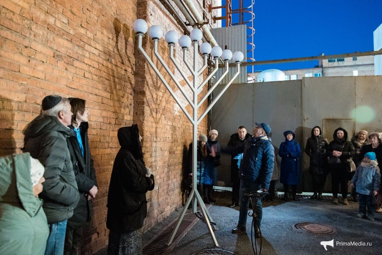 Евреи Владивостока отметили Хануку с файер-шоу