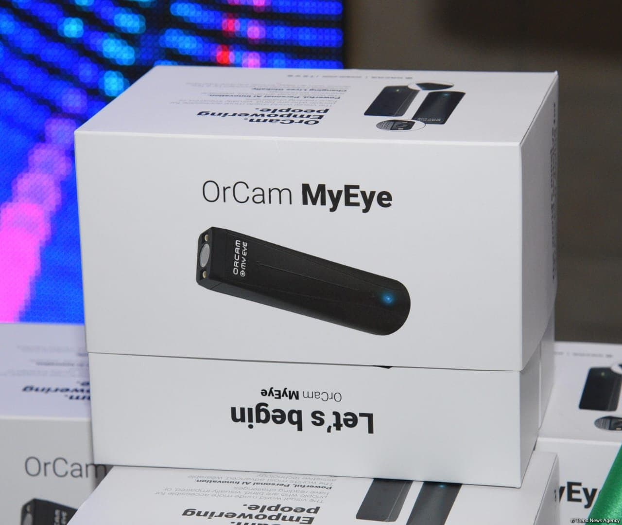 Посольство Израиля подарило устройства OrCam MyEye четверым азербайджанцам, потерявшим зрение
