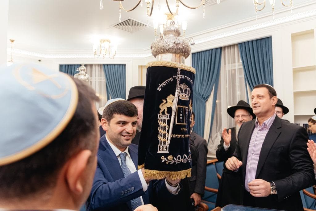 В новую синагогу на северо-западе Москве внесен свиток Торы