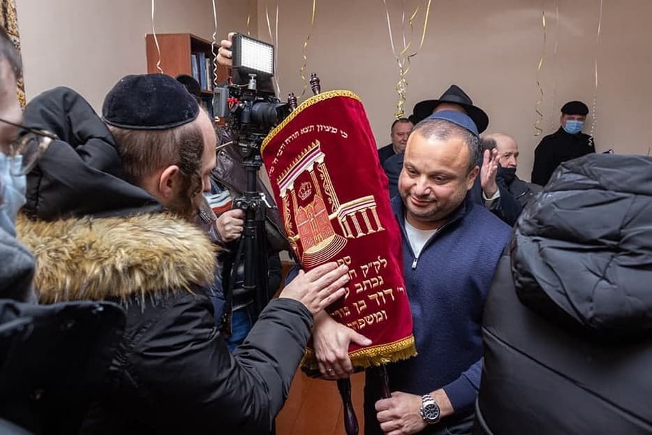 Днепровские евреи подарили бердичевским свиток Торы