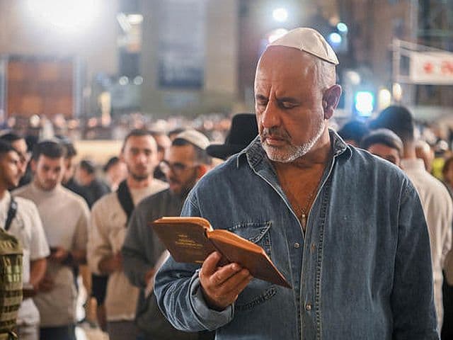 Тысячи евреев помолились у Стены Плача о спасении заложников и установлении мира