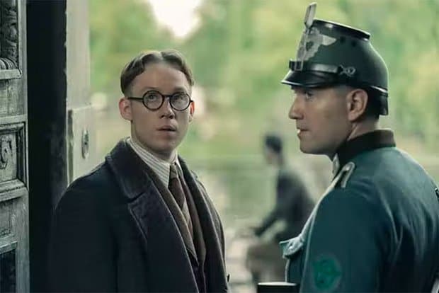 «Маленький огонек»: вышел сериал по мотивам дневника Анны Франк