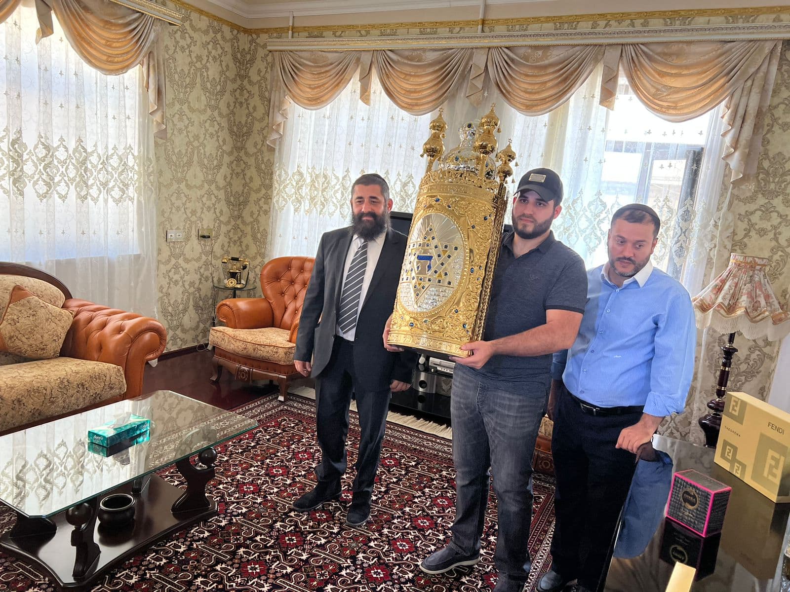 В синагогу Красной Слободы внесли свиток Торы