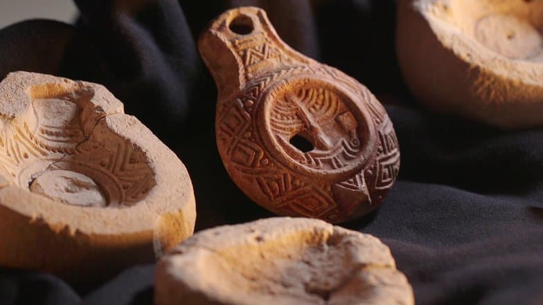 Израильскими археологами найдена редчайшая масляная лампа с изображением меноры из Храма