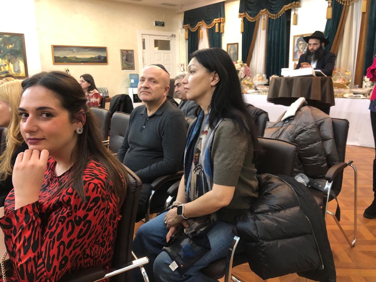 «Добавить красок света и добра»: выставка работ Тамары Анисимовой в ОГЕ