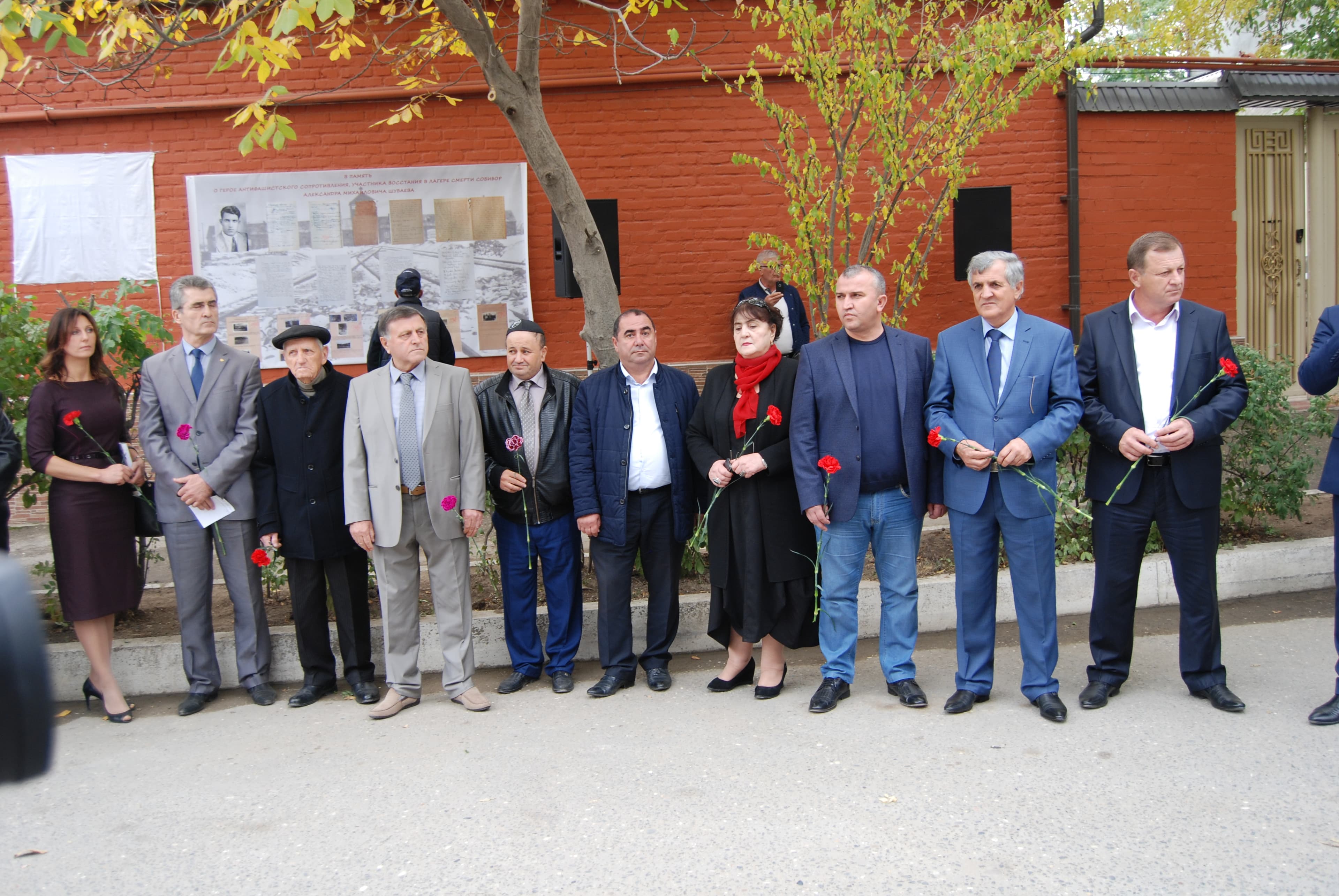 В Хасавюрте в память о подвиге Александра Шубаева установили мемориальную доску