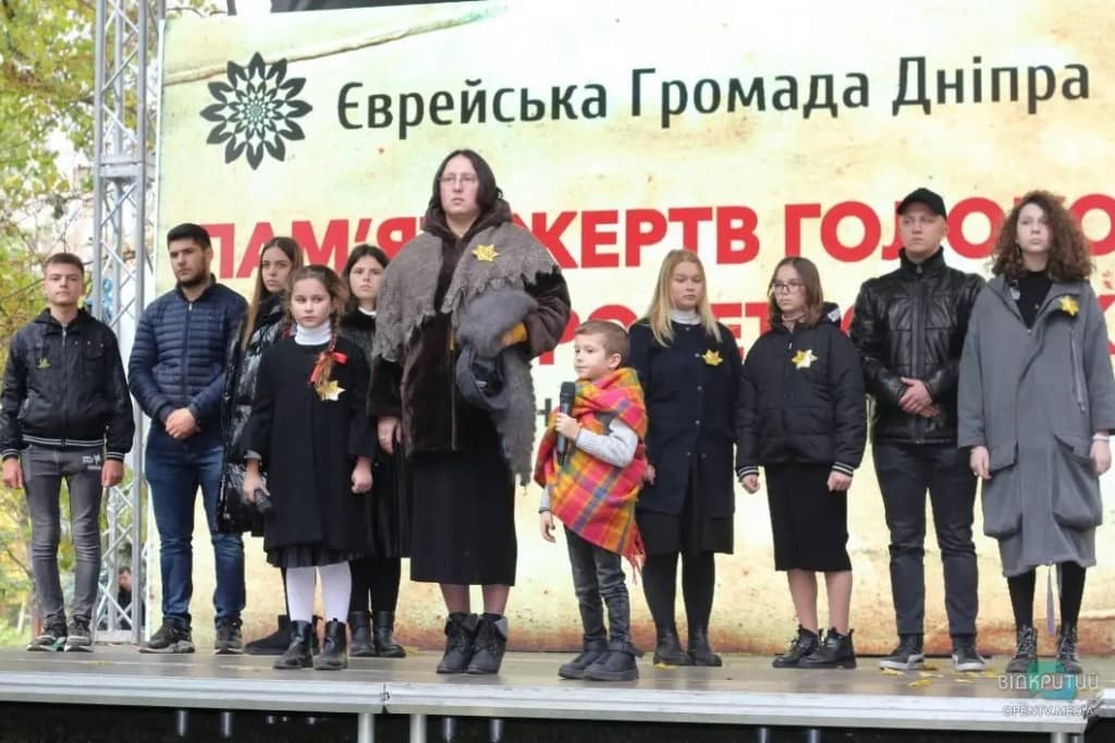 В Днепре сотни людей вышли на митинг в память о расстрелянных нацистами евреях