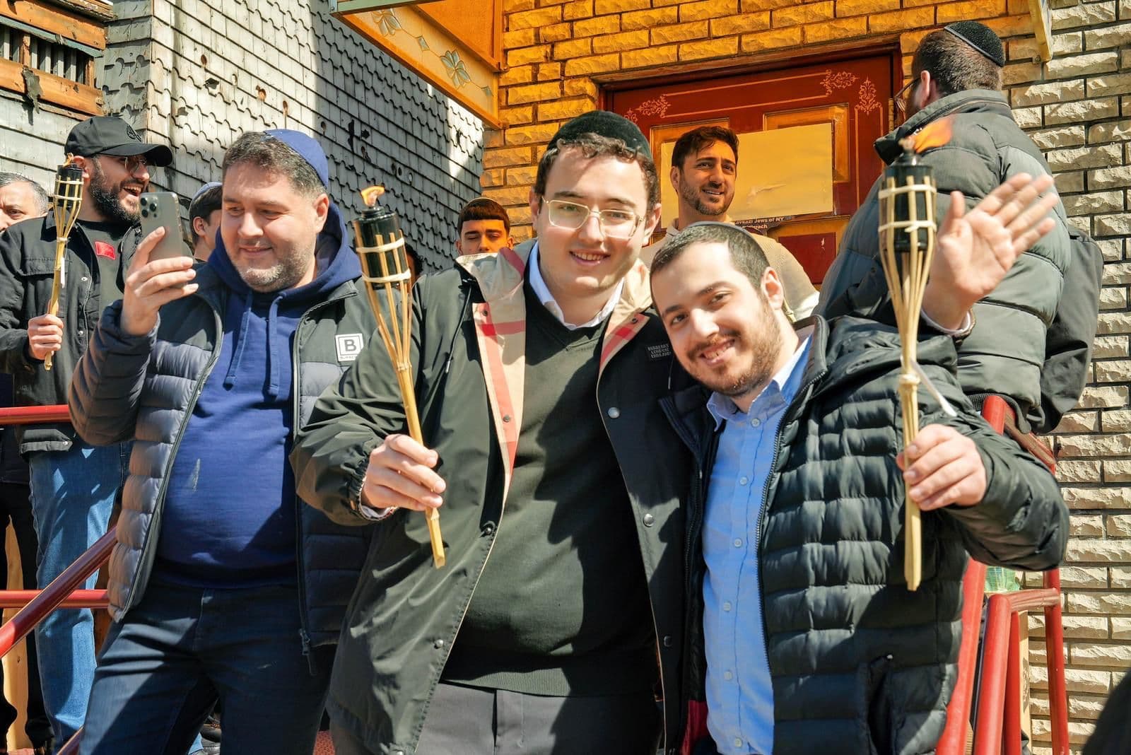 Внесение свитка Торы в синагогу горских евреев «Ор а-мизрах» в Нью-Йорке