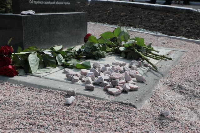 В Днепропетровской области Украины установили памятный знак жертвам Холокоста