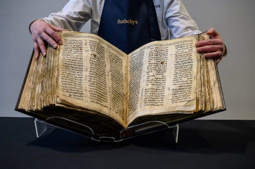 Самый древний Танах в мире выставили в Тель-Авиве перед продажей на Sotheby's