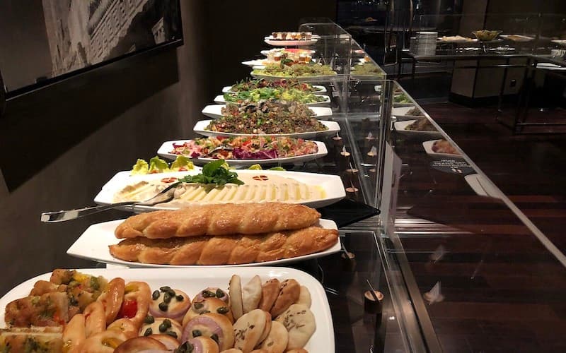 Наследный принц Абу-Даби обеспечил богатый кошерный стол для делегации Лапида