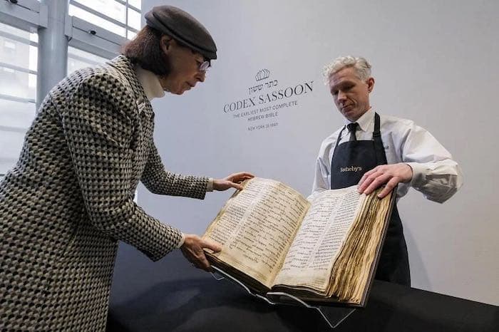 Самый древний Танах в мире выставили в Тель-Авиве перед продажей на Sotheby's