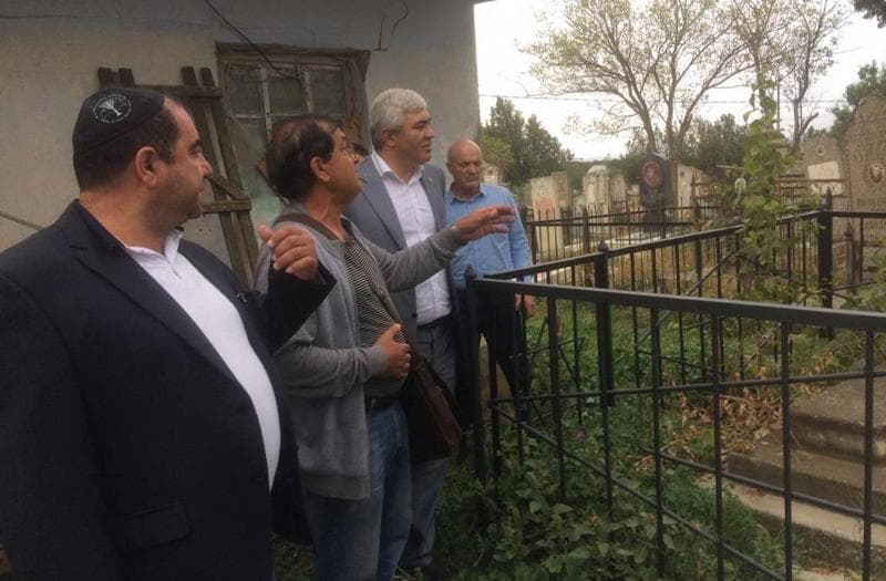 Глава Буйнакска посетил городскую синагогу и еврейское кладбище