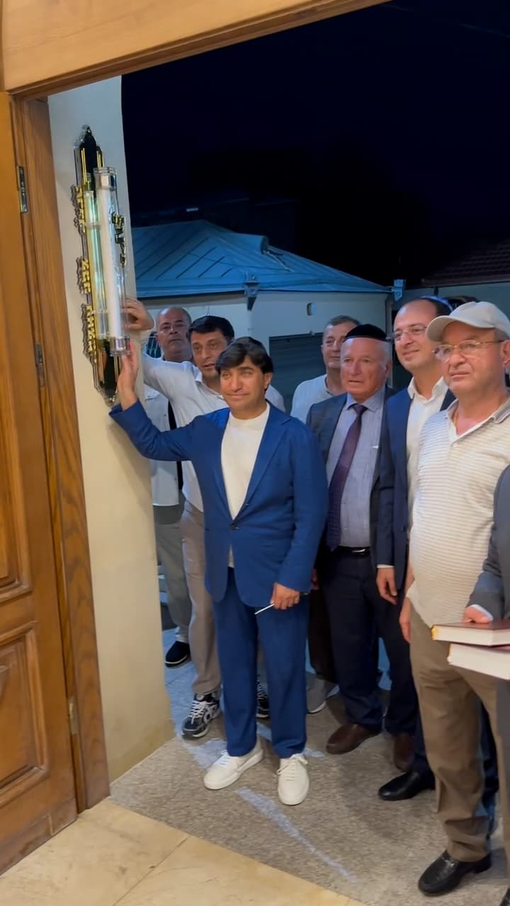 Год Нисанов и Герман Захарьяев установили мезузы в Музее горских евреев в Красной Слободе