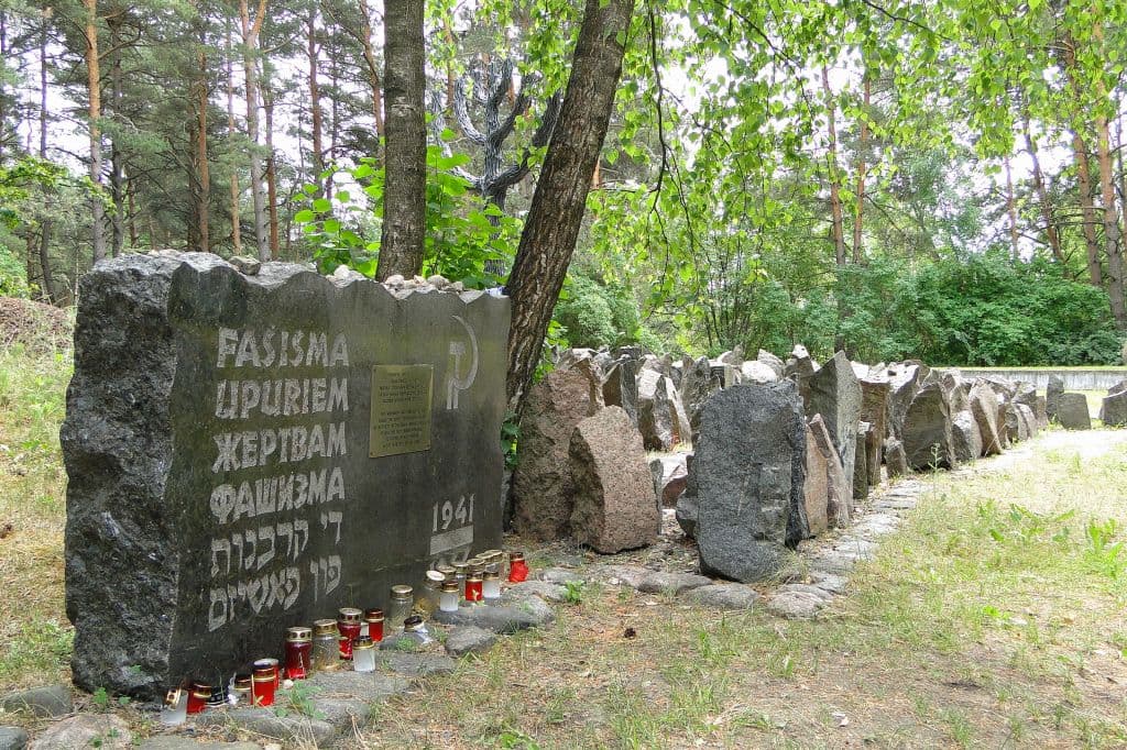 Литва и Латвия выплатят пережившим Холокост и их наследникам компенсации за украденное имущество