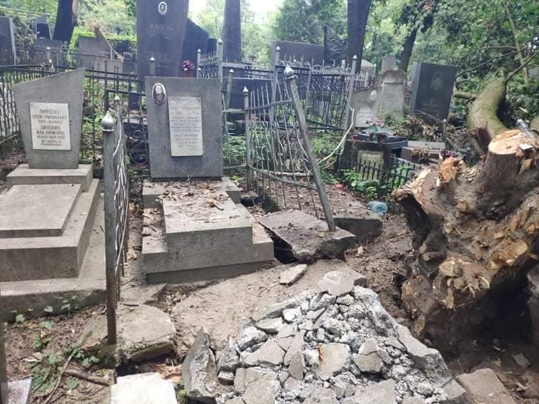 Еврейское кладбище во Львове пострадало от сильного урагана