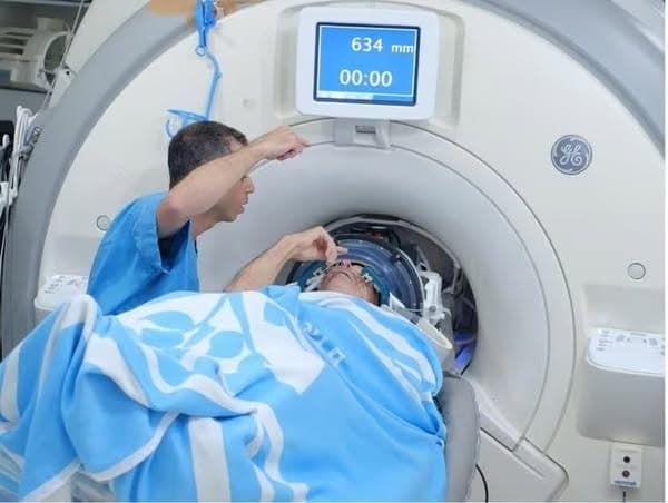 Создатель неинвазивной технологии лечения головного мозга испытал свою разработку на себе