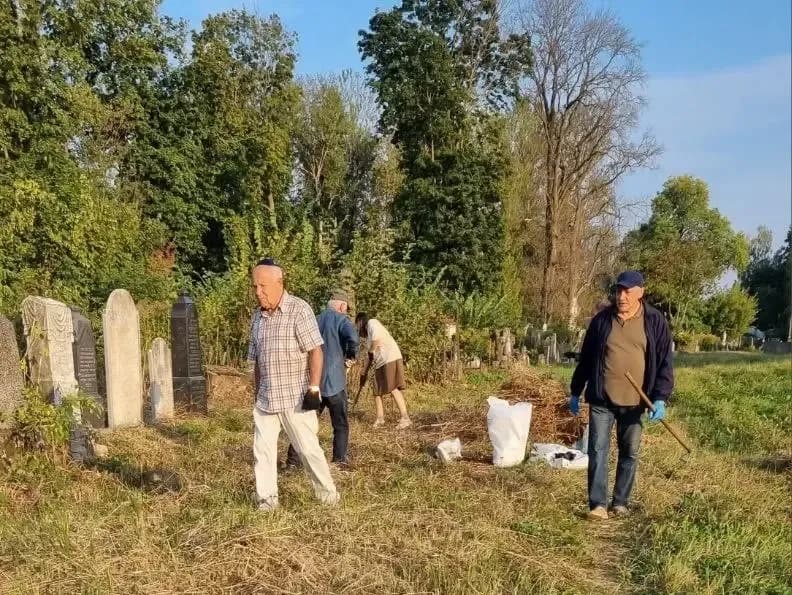 Волонтеры убрали старую часть Еврейского кладбища в Могилеве