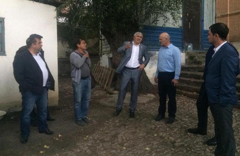 Глава Буйнакска посетил городскую синагогу и еврейское кладбище