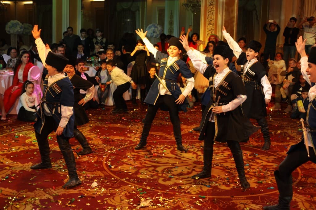 Хануку для детей горско-еврейской общины Москвы отметили в ресторане «Парадайз»