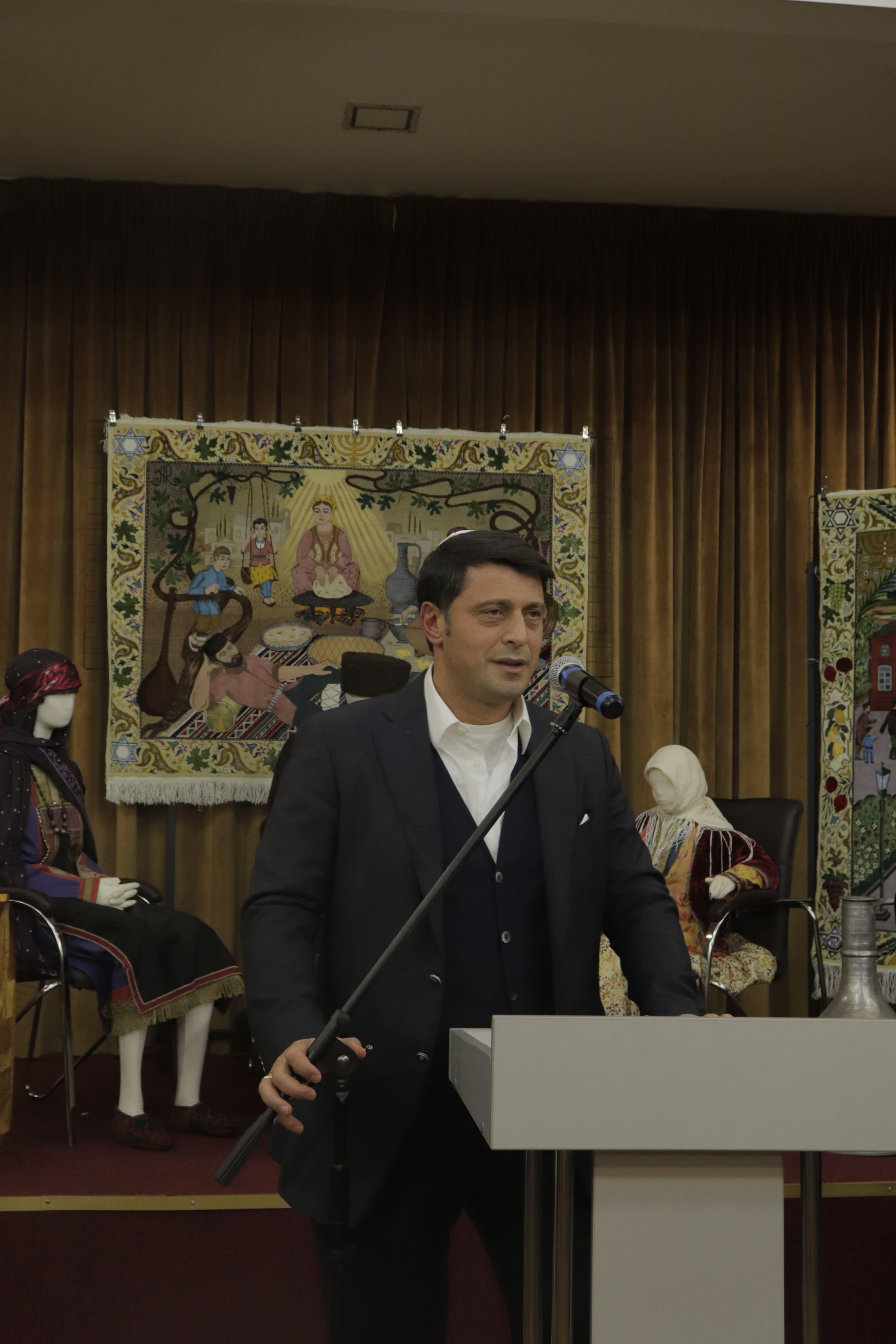Персональная выставка Альберта Рафиева открылась в ОГЕ