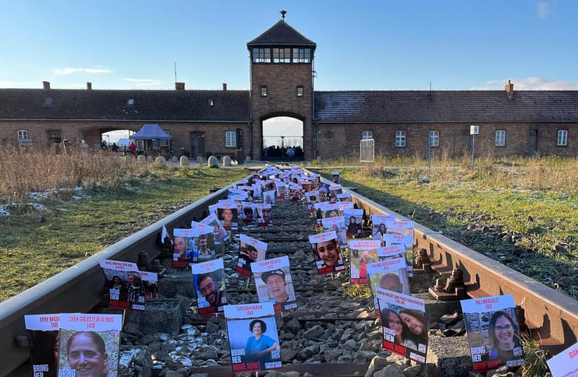 На железнодорожных путях в Освенцим появились фотографии заложников ХАМАС