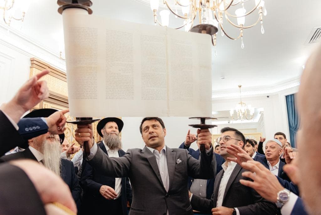В новую синагогу на северо-западе Москве внесен свиток Торы