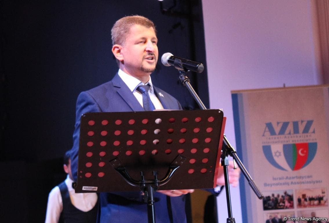 Горско-еврейский певец Мануэль Исаков представил в Баку «Райский сад»