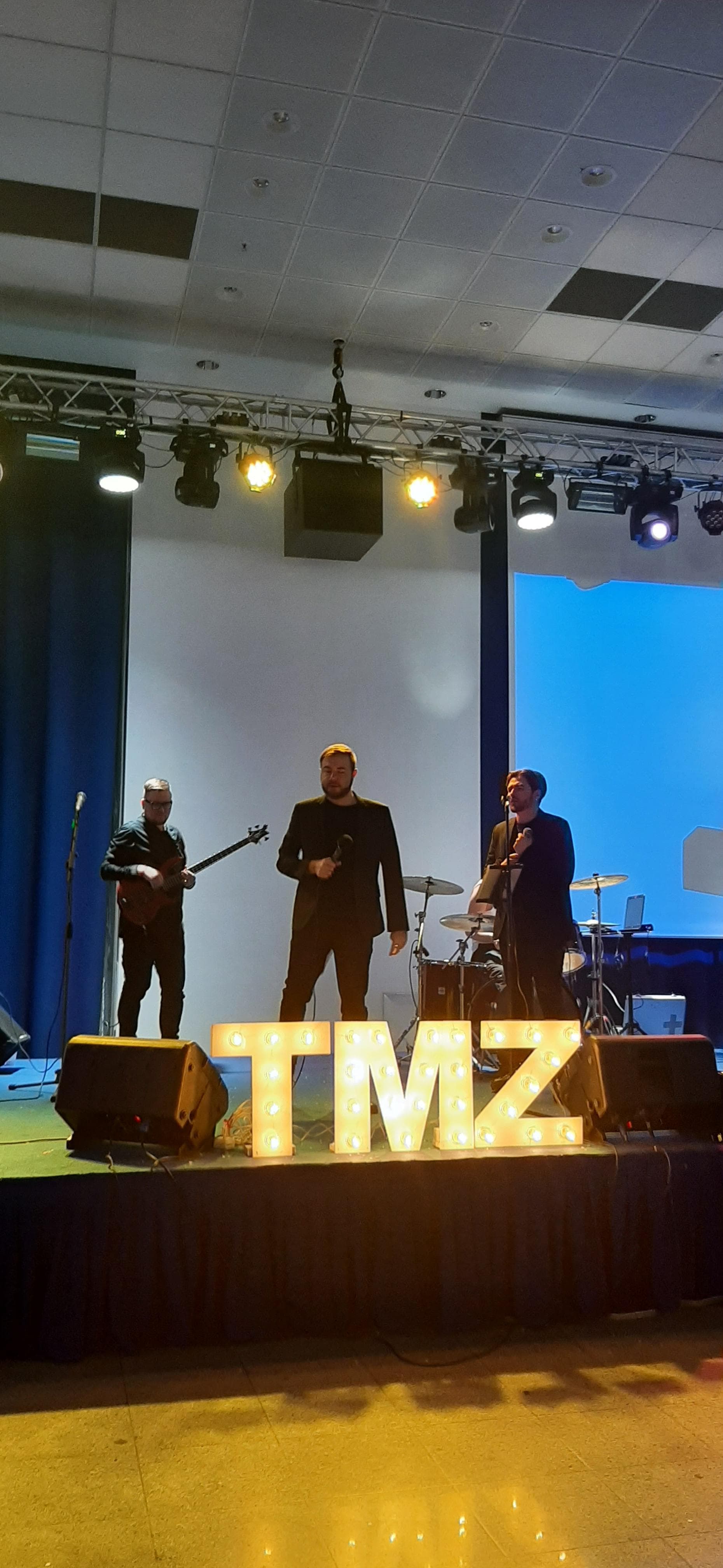 Московская молодежь из «Тора ми-Цион» отпраздновала Хануку в «Амбер Плаза»