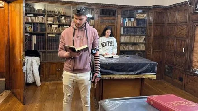 Освобожденный заложник Александр Труфанов помолился на могиле Любавичского Ребе