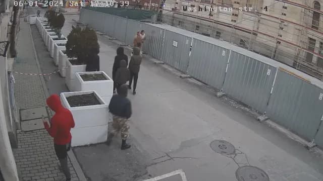 Вандалы в масках наклеили листовки с Гитлером на синагогу Софии во время молитвы в Шаббат