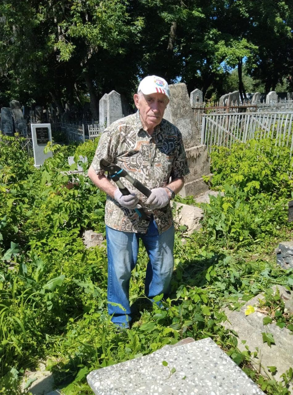 Активисты общины произвели уборку на еврейских кладбищах Курска